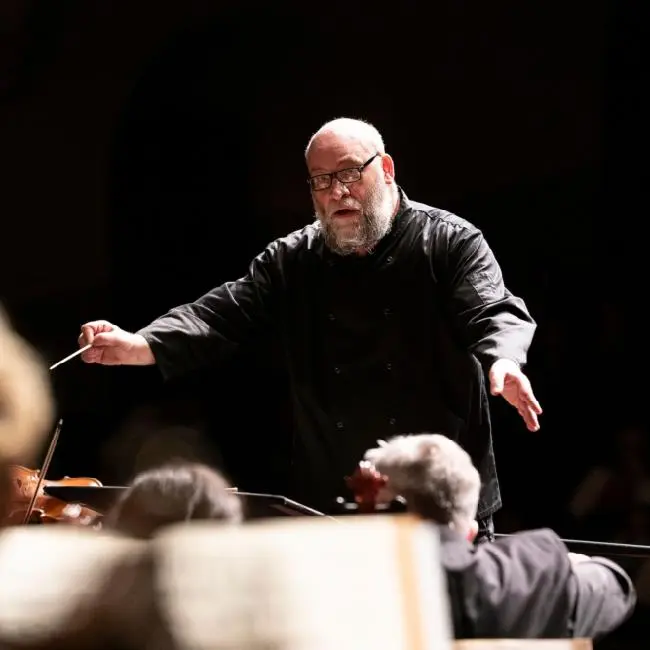 Kenneth Woods conducting an orchestra