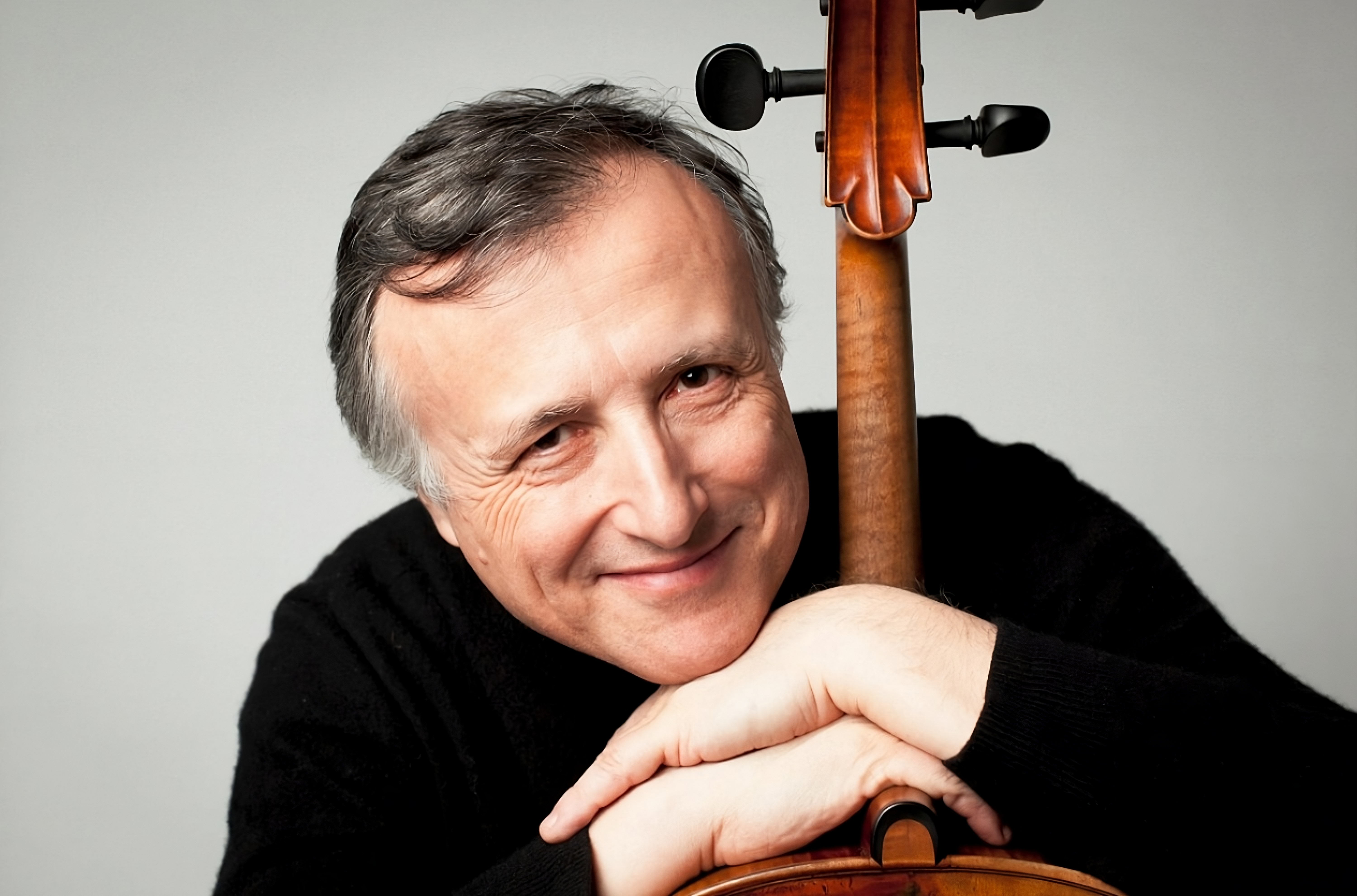 Portrait photo of Raphael Wallfisch